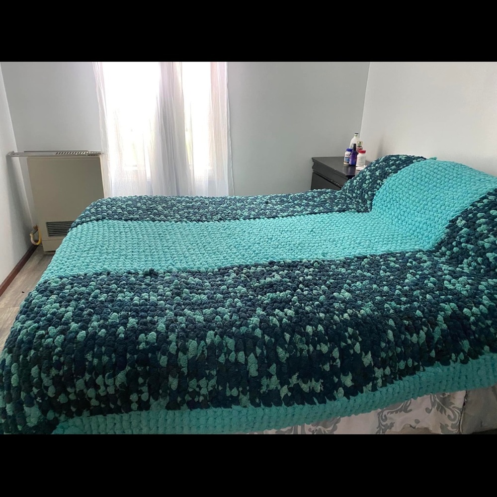 Luxurious Teal and Navy Comforter